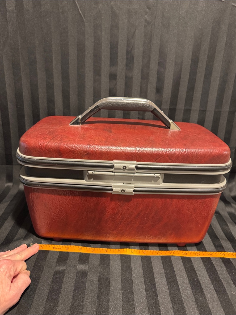 Samsonite Hard-Shell Cosmetic Train Case with Chrome Accents - Picture 6 of 16